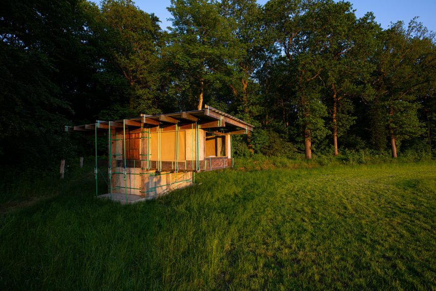Overtreders W built STAPEL OP/STABLE STACK with straps and borrowed materials