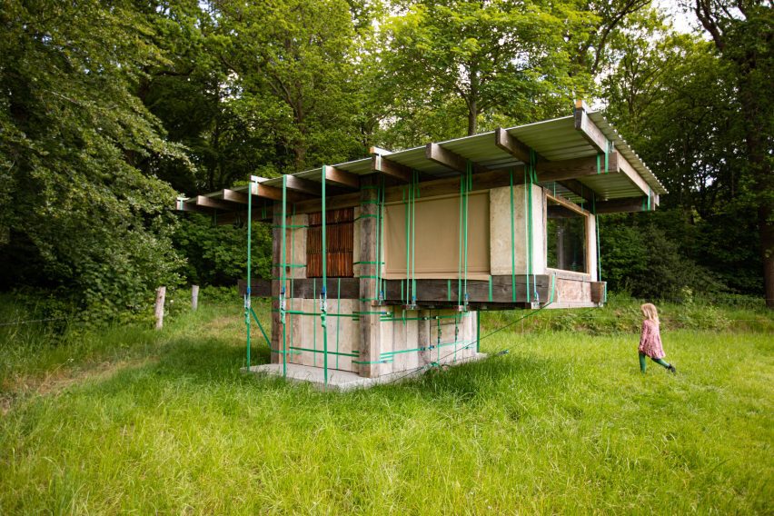 overtreder W built Stable Stack on a farm