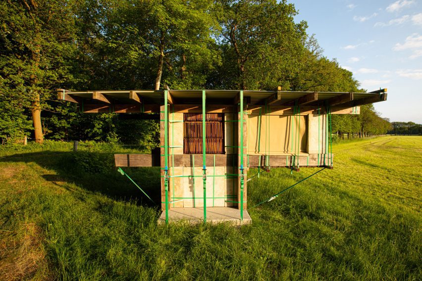 Overtreders W built STAPEL OP/STABLE STACK with straps and borrowed materials