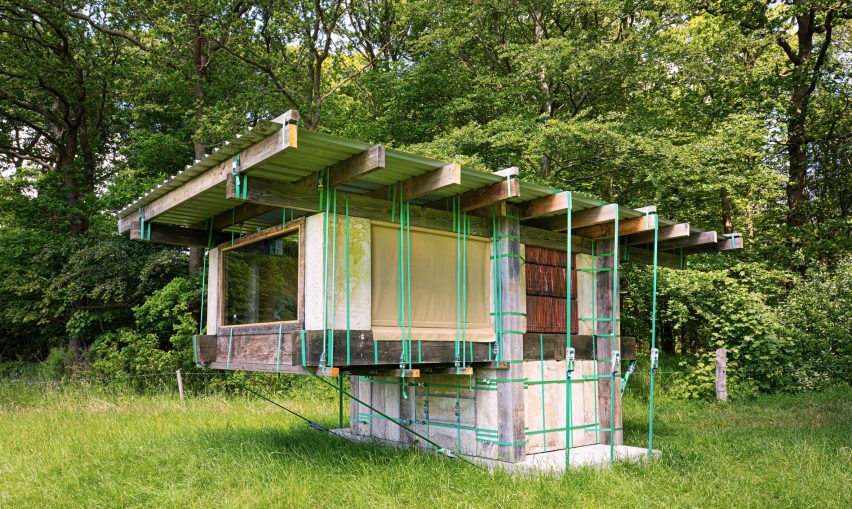 Overtreders W built STAPEL OP/STABLE STACK with straps and borrowed materials