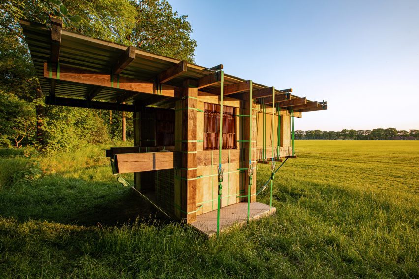 Overtreders W built STAPEL OP/STABLE STACK with straps and borrowed materials