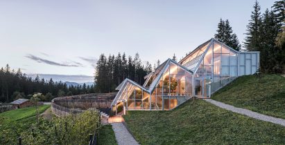 Glasshouse-like restaurant in Austria