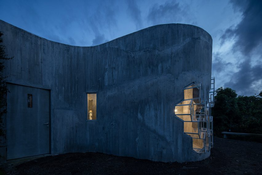 Exterior of Sculptor Studio by Bernardo Rodrigues Architecture