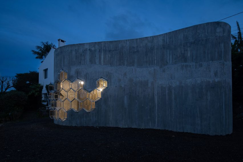 Exterior of Sculptor Studio by Bernardo Rodrigues Architecture