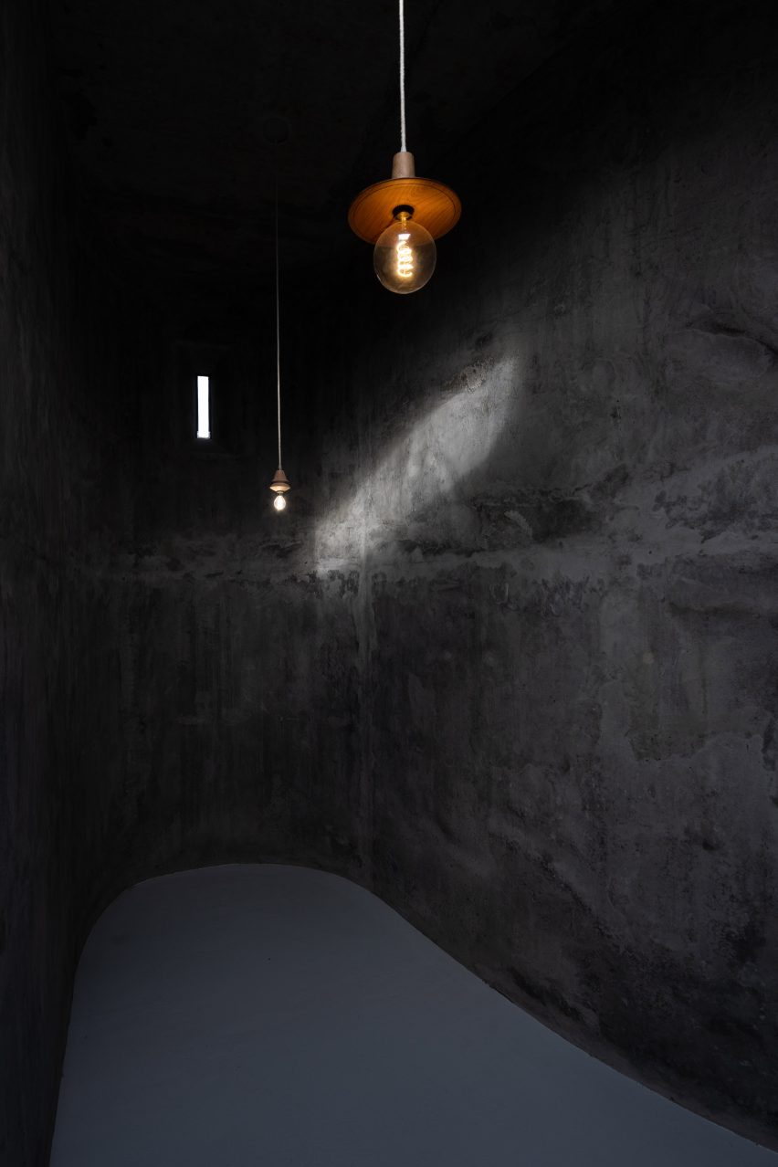 Interior of Sculptor Studio by Bernardo Rodrigues Architecture