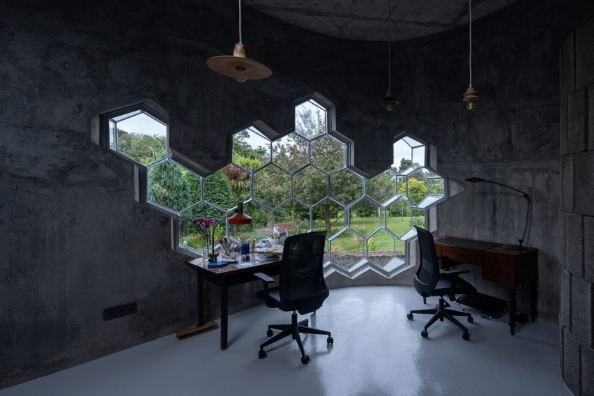Interior of Sculptor Studio by Bernardo Rodrigues Architecture