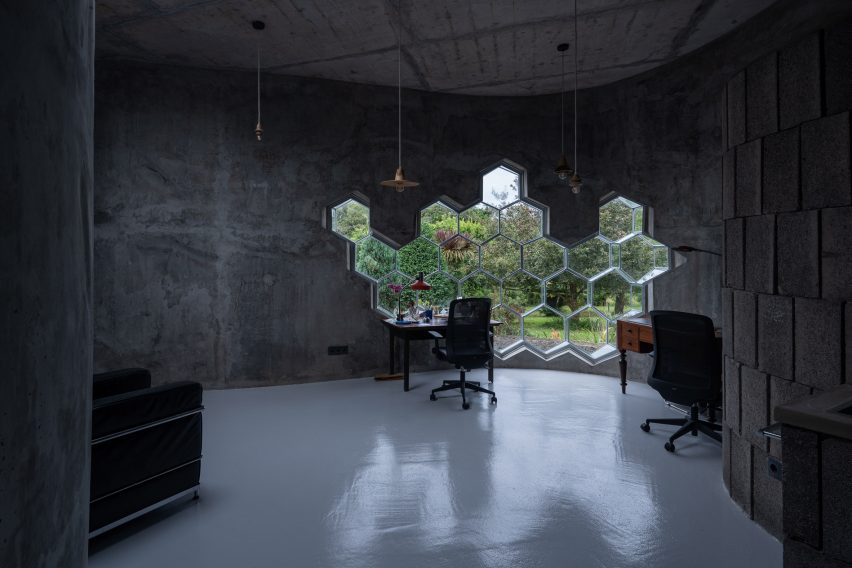 Interior of Sculptor Studio by Bernardo Rodrigues Architecture