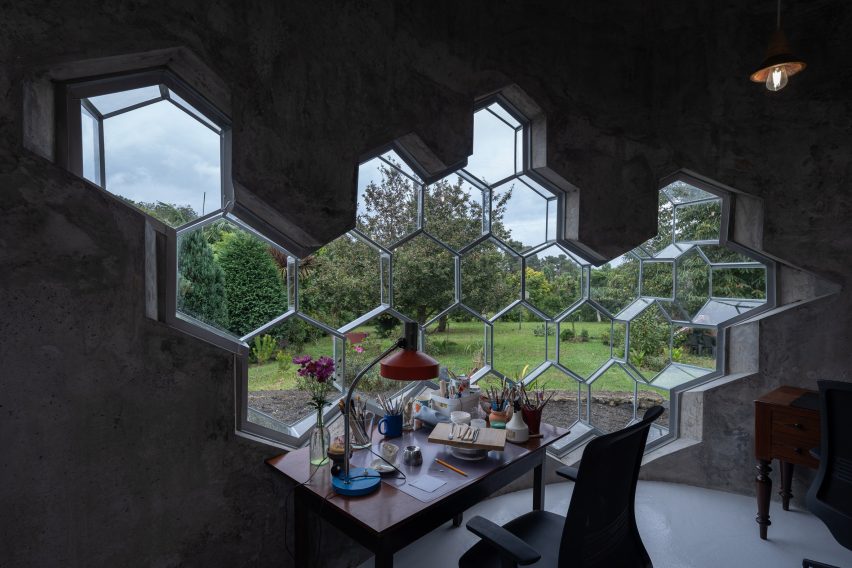 Interior of Sculptor Studio by Bernardo Rodrigues Architecture