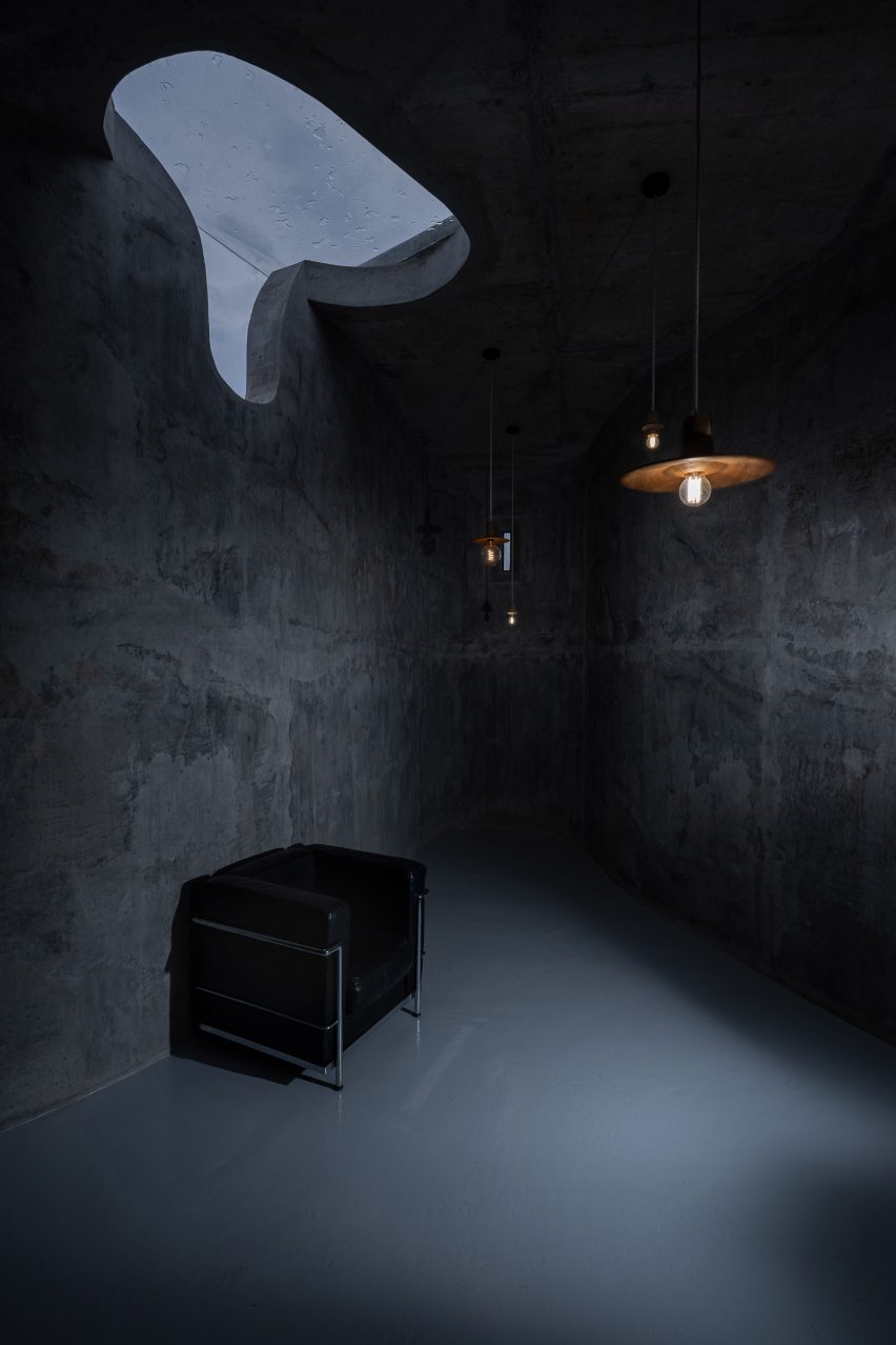 Interior of Sculptor Studio by Bernardo Rodrigues Architecture