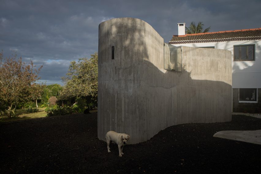 Exterior of Sculptor Studio by Bernardo Rodrigues Architecture