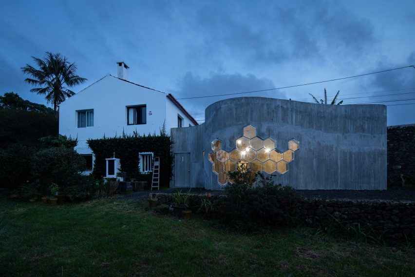 Exterior of Sculptor Studio by Bernardo Rodrigues Architecture