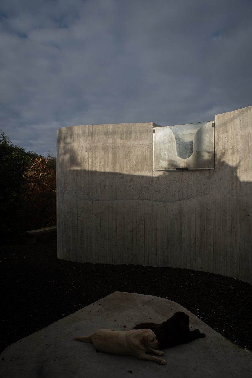 Exterior of Sculptor Studio by Bernardo Rodrigues Architecture