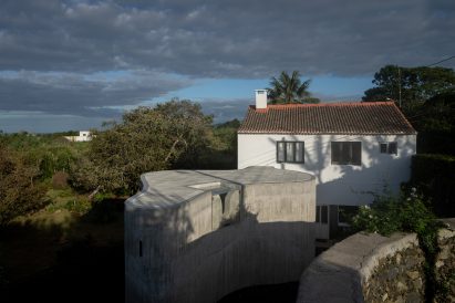 Aerial view of Sculptor Studio by Bernardo Rodrigues Architecture