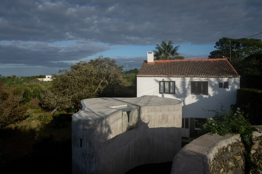 Exterior of Sculptor Studio by Bernardo Rodrigues Architecture