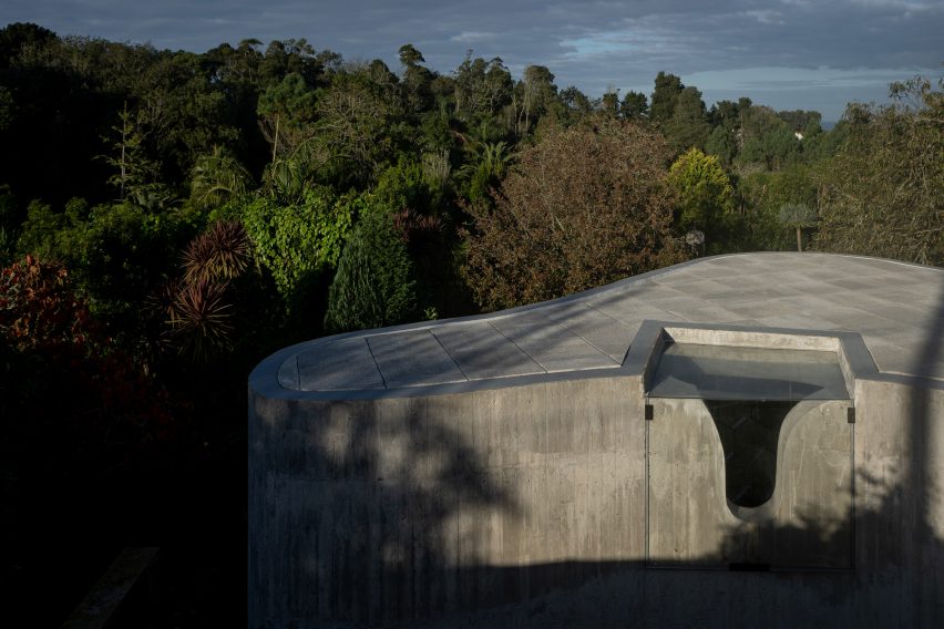 Exterior of Sculptor Studio by Bernardo Rodrigues Architecture