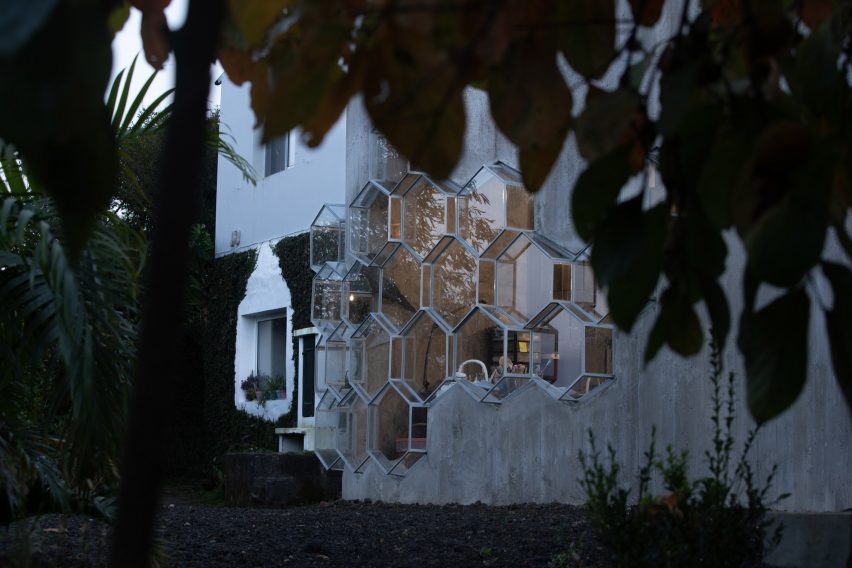 Exterior of Sculptor Studio by Bernardo Rodrigues Architecture