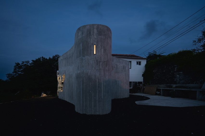 Exterior of Sculptor Studio by Bernardo Rodrigues Architecture