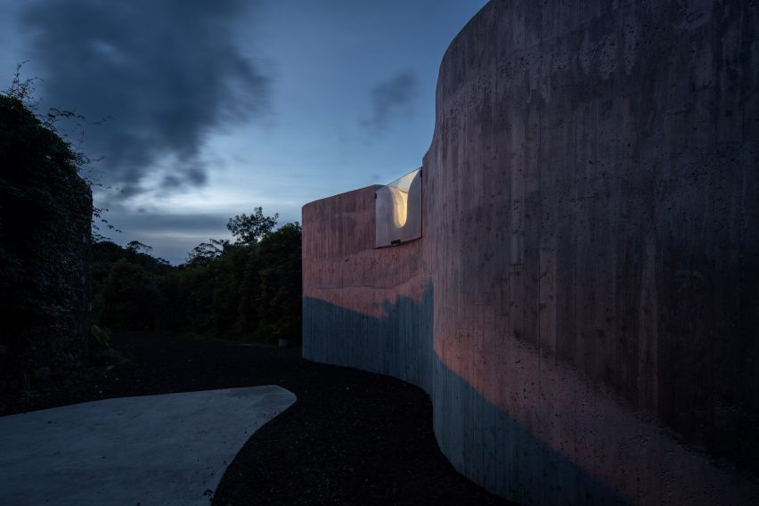 Exterior of Sculptor Studio by Bernardo Rodrigues Architecture