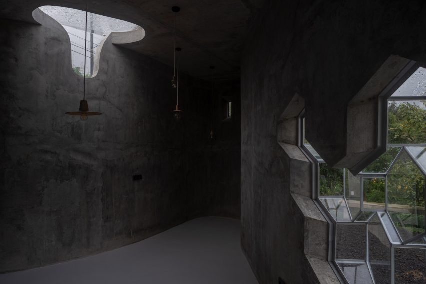 Interior of Sculptor Studio by Bernardo Rodrigues Architecture