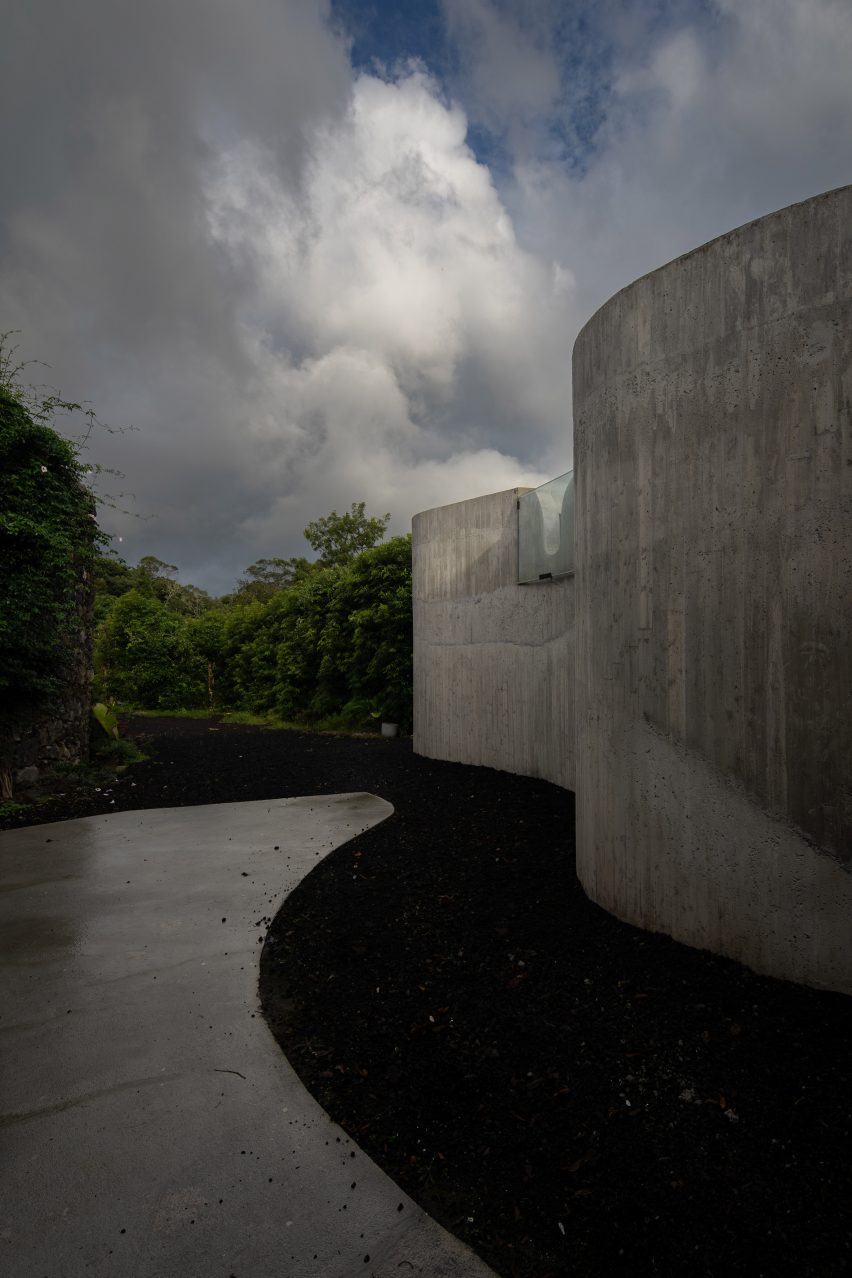 Exterior of Sculptor Studio by Bernardo Rodrigues Architecture