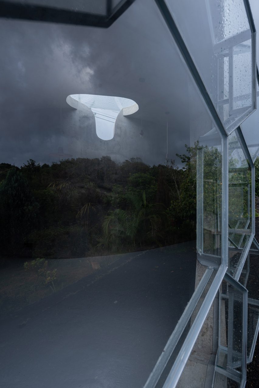 Exterior of Sculptor Studio by Bernardo Rodrigues Architecture