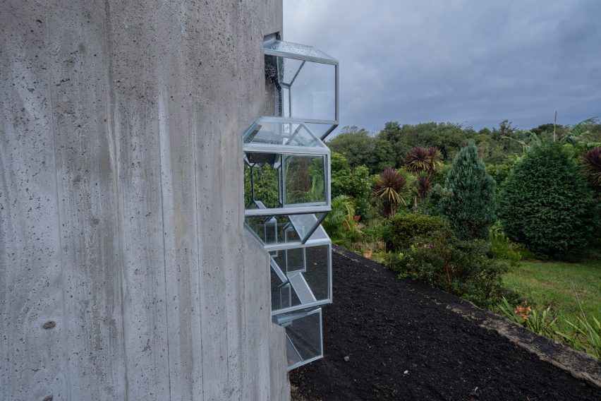 Exterior of Sculptor Studio by Bernardo Rodrigues Architecture