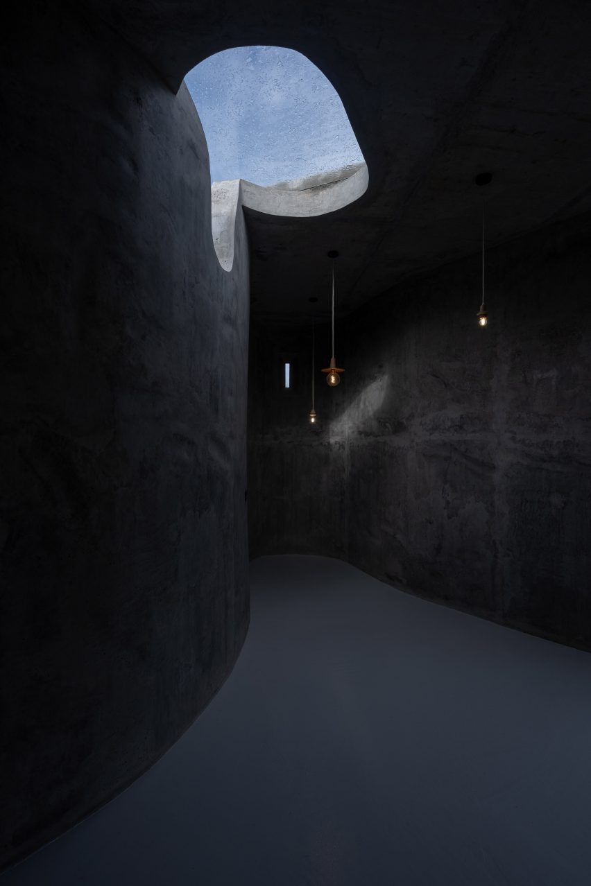Interior of Sculptor Studio by Bernardo Rodrigues Architecture