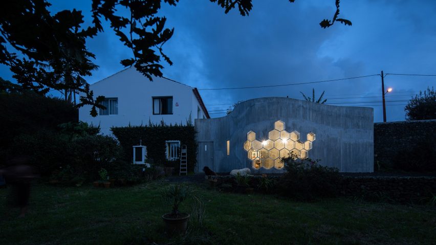 Exterior of Sculptor Studio by Bernardo Rodrigues Architecture