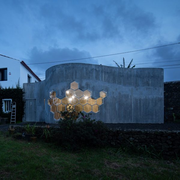 Exterior of Sculptor Studio by Bernardo Rodrigues Architecture