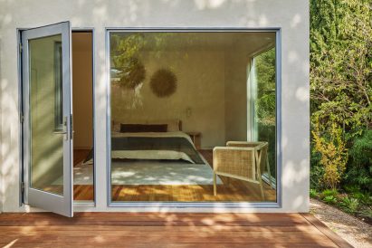 Stucco-clad cubic volume in Los Angeles