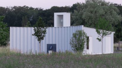 Blue timber workshop in a garden in Geneva by Cabinet