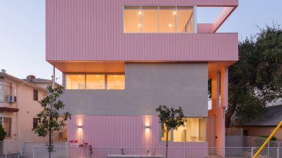 Square pink apartment in Los Angeles by Yu2e