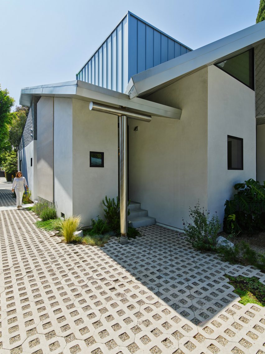 Exterior of the House 5 bungalow extension by The LADG