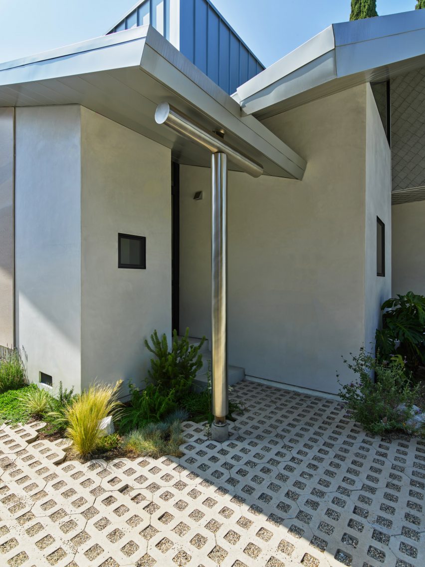 Exterior of the House 5 bungalow extension with a steel beam by The LADG