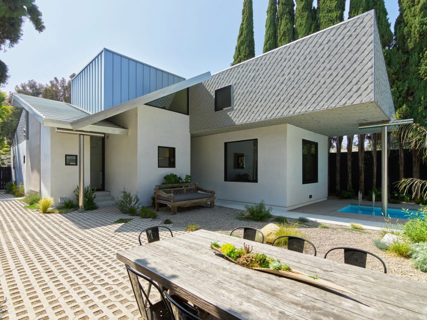Exterior of the House 5 bungalow extension with outdoor swimming pool by The LADG