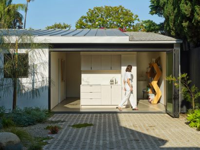 Single-storey building with a floor-to-ceiling opening by The LADG