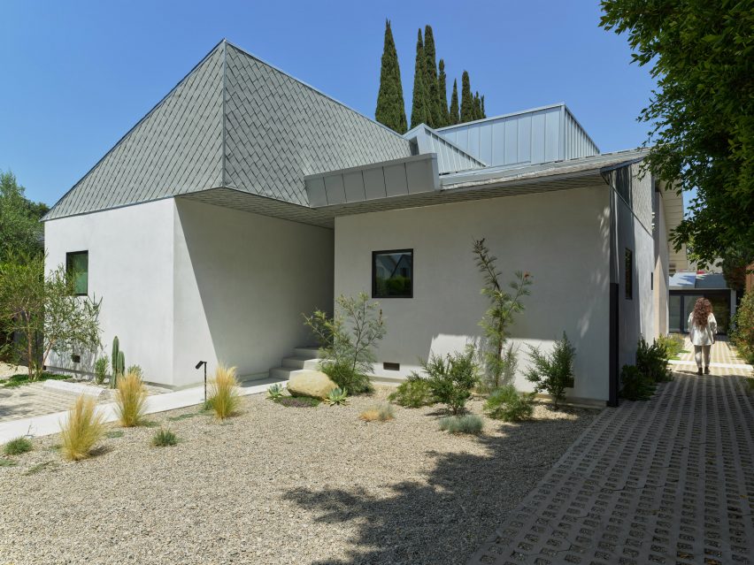 Exterior of the House 5 bungalow extension by The LADG