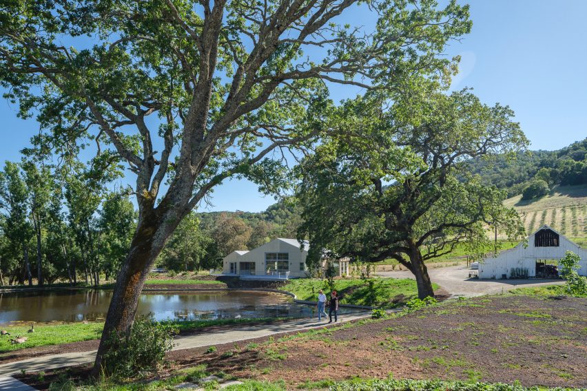 Barn house on a Californian farm by Tyreus Design Studio