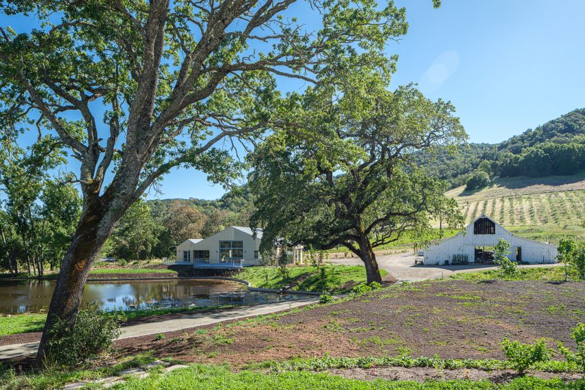 Barn house on a Californian farm by Tyreus Design Studio