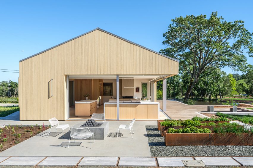 Wooden barn house in California by Tyreus Design Studio