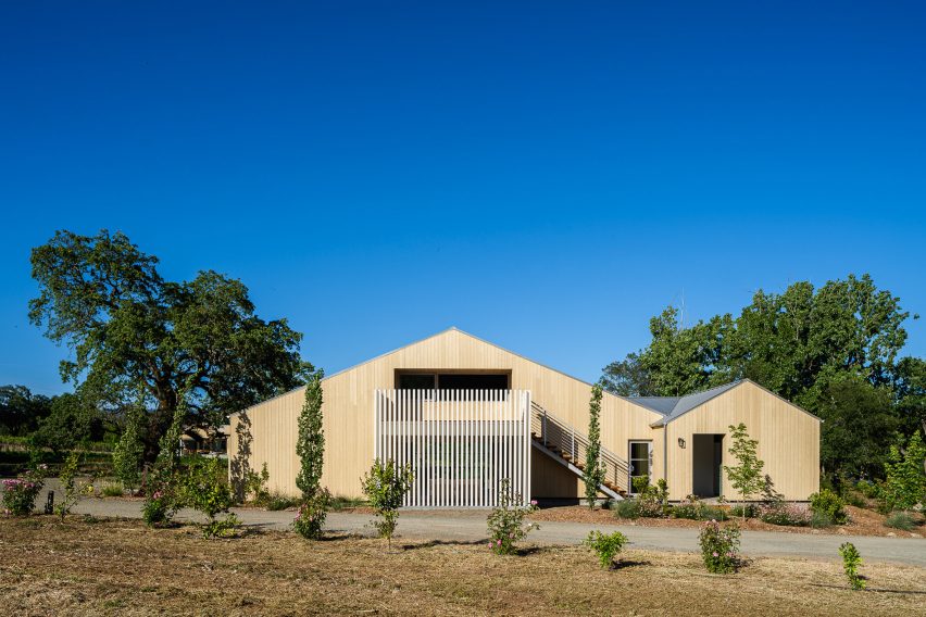 Wooden barn house in California by Tyreus Design Studio
