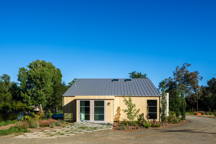 Wooden barn house in California by Tyreus Design Studio
