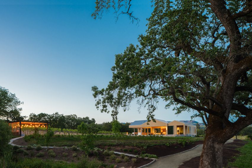 Wooden barn house in California by Tyreus Design Studio