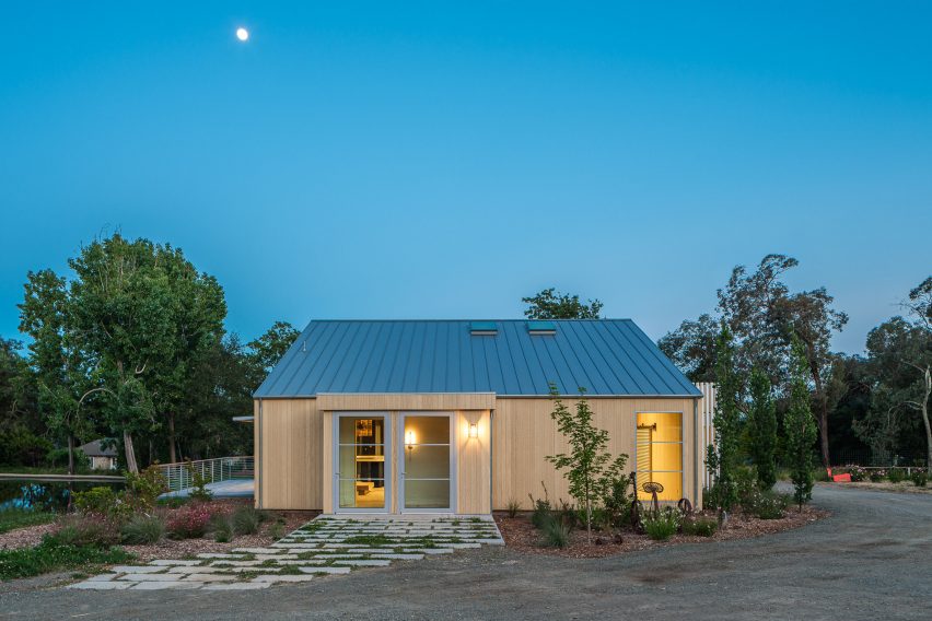 Wooden barn house in California by Tyreus Design Studio