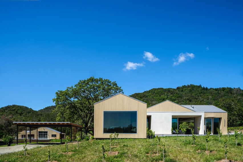 Wooden barn house in California by Tyreus Design Studio