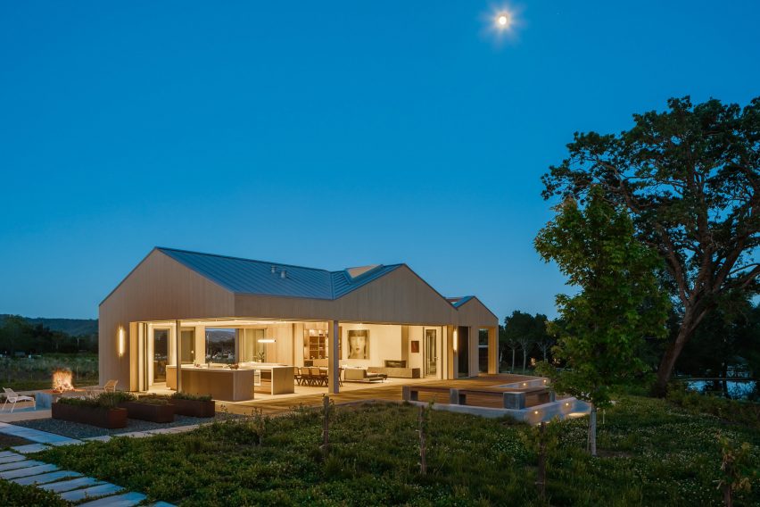 Wooden barn house in California by Tyreus Design Studio