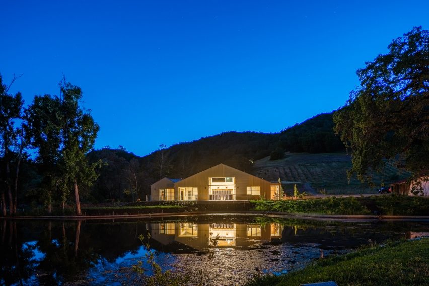 Wooden barn house in California by Tyreus Design Studio