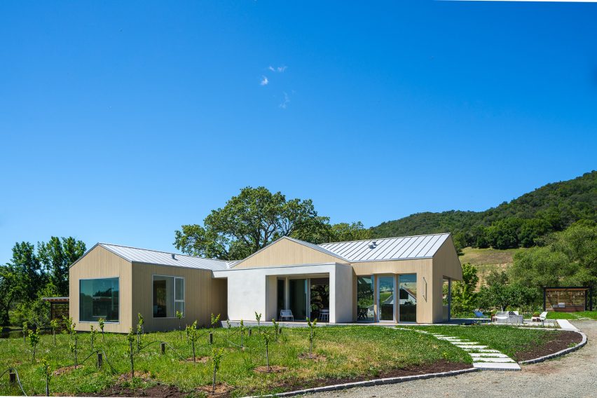 Wooden barn house in California by Tyreus Design Studio