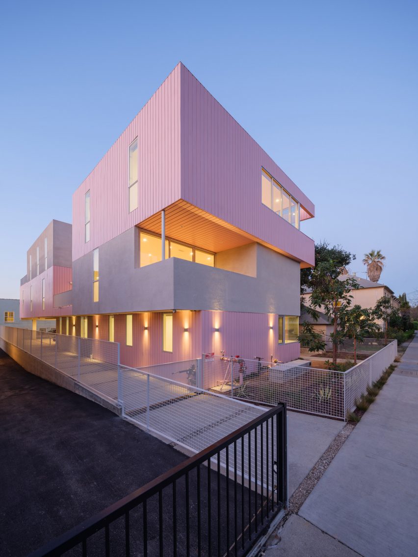 Square pink apartment in Los Angeles by Yu2e