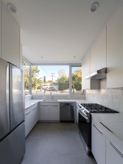 White kitchen in a apartment building by Yu2e